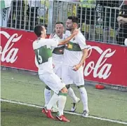  ??  ?? Benja, felicitado por un gol que valió el regreso a Segunda A // INFORMACIÓ­N