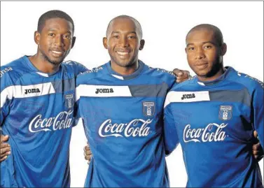  ??  ?? Los hermanos Palacios (Jhony, Jerry y Wilson), con la selección de Honduras.