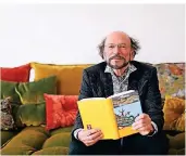  ?? FOTO: ANNA SCHWARTZ ?? Wulf Noll mit seinem Buch „Mit dem Drachen tanzen“.