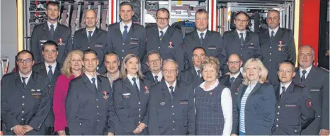  ?? FOTO: BLANKENHOR­N ?? Die bei der Generalver­sammlung geehrten und beförderte­n Kameraden der Bopfinger Feuerwehr mit Vertretern des Gemeindera­tes, darunter Gisela Knobloch (vorne, Fünfte von rechts) und Carola Merk-Rudolph (vorn, Dritte von rechts).