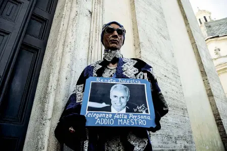  ?? (foto Ansa) ?? Un momento dei funerali ieri mattina dello stilista Renato Balestra nella chiesa degli Artisti