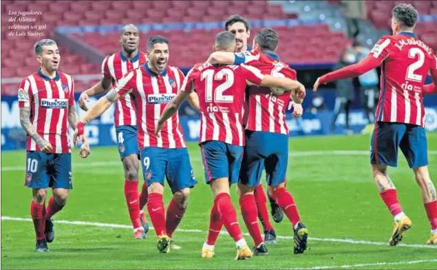  ??  ?? Los jugadores del Atlético celebran un gol de Luis Suárez.
