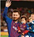  ?? Foto: afp ?? Die Meisterfei­er fiel kurz aus. Lionel Messi mit seinem Sohn Ciro.