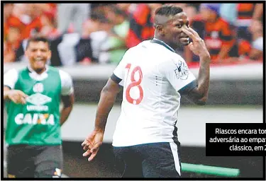  ??  ?? Riascos encara torcida adversária ao empatar o clássico, em 2016 PAULO FERNANDES/VASCO