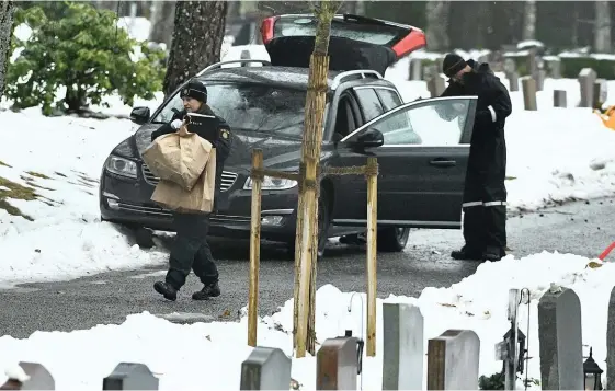  ?? Bild: CLAUDIO BRESCIANI ?? Åklagarna hoppas med hjälp av gravöppnin­gen att kunna reda ut vad som hänt exmaken, som hittades död i Hjälmaren förra sommaren.