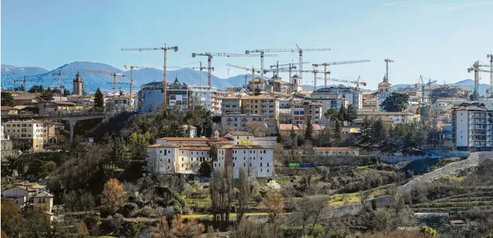  ?? Foto: Stefan Pozzolo, Imago ?? Wie lange dauert es, eine Stadt neu aufzubauen? Die italienisc­he Stadt L’Aquila wurde vor zehn Jahren von einem Erdbeben der Stärke 6,3 getroffen. Heute dominieren Baukräne das Stadtbild.