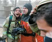 ??  ?? L’immeuble a été rapidement évacué avant de s’effondrer, mais non sans avoir fait des victimes. Un pompier est consolé par un confrère sur la photo du bas.