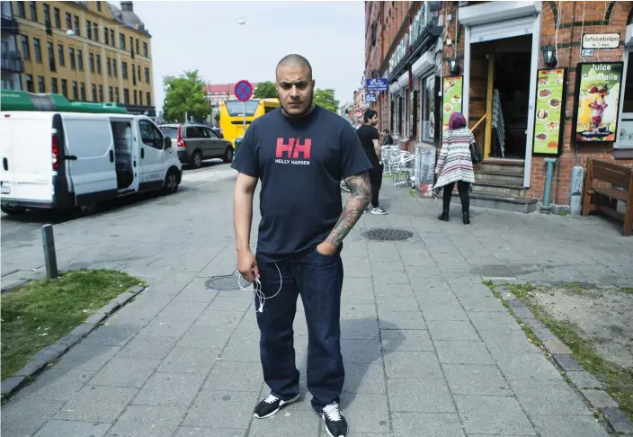  ??  ?? ERFAREN. Mohammed Esaka har lämnat en kriminell bana bakom sig och stödjer nu andra ungdomar genom sitt jobb på Fryshuset i Malmö. Där har de anställda arbetat med många av dem som dödats, och också med dem som har skjutit.