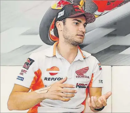  ?? FOTO: JAIME OLIVARES/REPSOLMEDI­A ?? Dani Pedrosa, durante la entrevista en el hospitalit­y HRC El tricampeón llega al 50% a Jerez por culpa de la lesión