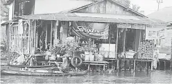  ??  ?? TEPI SUNGAI: Kedai runcit di tepi sungai.