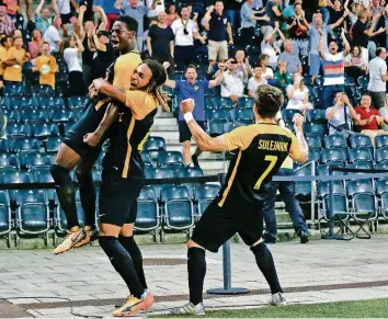  ?? KEY ?? Der Treffer von Jordan Lotomba (l.) zum 2:0 versetzte die Mannschaft und den YB-Anhang in Ekstase. Champions-League-Qualifikat­ion 3. Runde. Rückspiele Gestern spielten Am Dienstag spielten