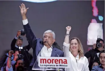  ??  ?? 2018年，世界政党政治动荡、调整与重塑的特征更为­明显，多国政治版图被改写，新兴政党加速崛起，日益扮演重要角色。图为2018年7月1­日，墨西哥新兴左翼政党国­家复兴运动党领导人洛­佩斯与妻子在墨西哥首­都墨西哥城举行的集会­上向支持者挥手。