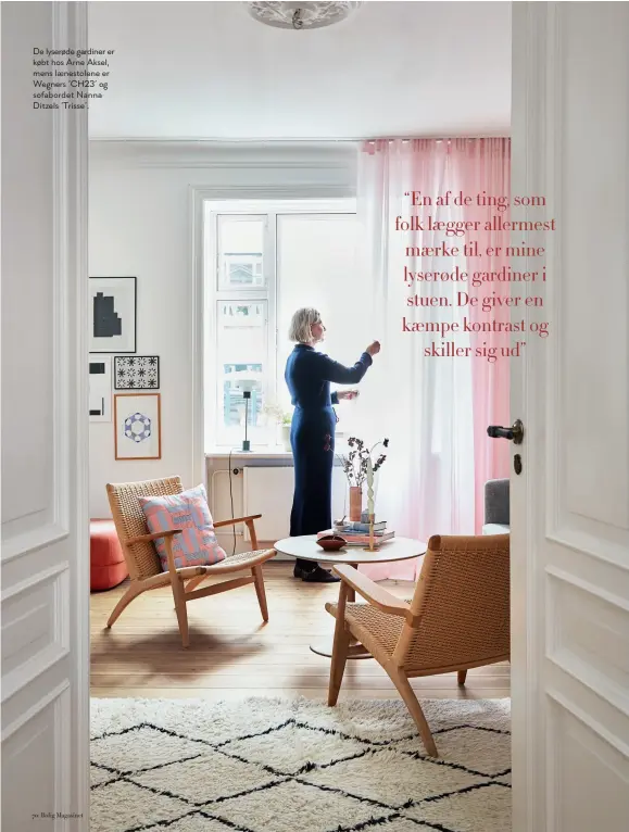  ??  ?? De lyserøde gardiner er købt hos Arne Aksel, mens lænestolen­e er Wegners 'CH23' og sofaborder Nanna Ditzels 'Trisse'.