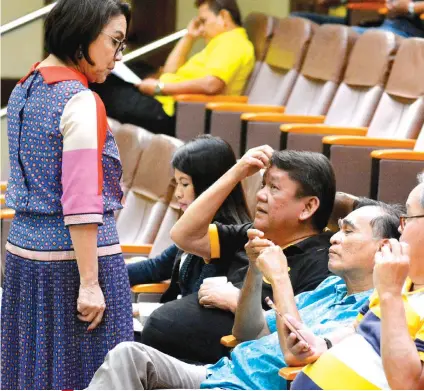  ?? FOTO / AMPER CAMPAÑA ?? BACK TO THE DRAWING BOARD. The proposed resolution authorizin­g Mayor Tomas Osmeña (seated, third from right and facing his wife, Councilor Margot Osmeña) to sign the amended joint venture agreement with Universal Hotels and Resorts Inc. has again been...