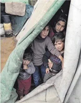  ?? /HAITHAM IMAD / EFE ?? Un grupo de niños refugiados palestinos, ayer en Rafah.