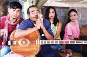  ?? ELIAH LILLIS ?? Suon San (centre), who passed away on Tuesday, is seen with supporters of the master.