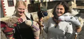  ?? FOTO: JANA BORATH ?? Franziska Engemann (links) und Marlene Hofmann zeigen ihre Steckenpfe­rde, die sie für den Kindertag auf der Burg schon mal gebastelt haben.