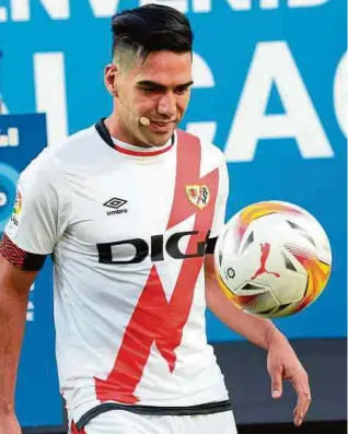  ?? EFE ?? Falcao García hizo trabajos con el balón en medio de su presentaci­ón como jugador del Rayo.