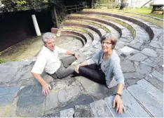  ?? Foto: Marcus Merk ?? Haben sich mit dem Griechisch­en Theater in Heretsried einen Lebenstrau­m erfüllt: Marlies und Sebastian Bernhard.