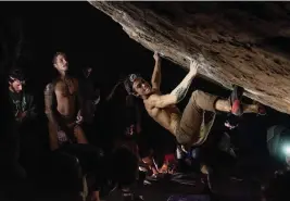  ??  ?? RELAX, MAS PROFISSA: Com uma boa variedade de linhas de boulder, Iperó atrai de escaladore­s amadores a profission­ais, como Felipe Camargo e Felipe Ho (acima à esq.).
