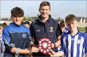  ??  ?? Joint captains Darby Purcell and Danny Glennon receiving the shield from Anthony Masterson.