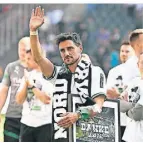  ?? FOTO: DPA ?? Lars Stindl winkt den Fans in der Nordkurve zum Abschied.