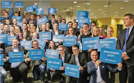  ?? FOTO: DPA ?? Mit dieser scheinbar spontanen Plakatakti­on „überrascht­e“die Junge Union Bayern Markus Söder bei ihrer Landesvers­ammlung Anfang des Monats.