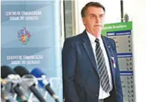  ?? JOSÉ CRUZ/AGÊNCIA BRASIL. ?? Bolsonaro, após receber Medalha do Pacificado­r, do Exército