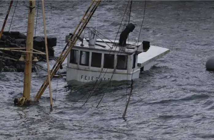  ??  ?? TO BÅTER TIL BUNNS: Skøyten «Feiegutt» gikk til bunns ved kai i Tyrnevika. En annen båt veltet over på siden og sank til bunns.