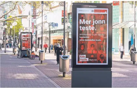  ?? FOTO: IMAGO ?? „Mer jonn teste“, fordert dieses Plakat in der Kölner Innenstadt auf. Bei zwei Tests in der Stadt wurde die Variante B.1.617 nachgewies­en.