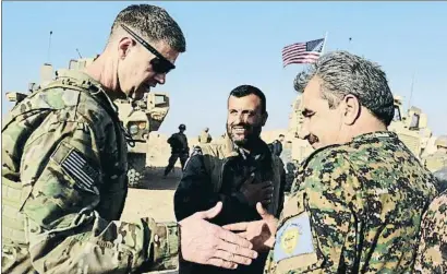  ?? SUSANNAH GEORGE / AP ?? El general estadounid­ense Jarrard (izquierda) saluda al lider kurdosirio de Manbij, Abu Adil