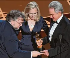  ?? Foto: afp ?? Der mexikanisc­he Regisseur Guillermo del Toro (l.) erhält für „The Shape of Water“zwei Oscars – hier aus der Hand von Faye Dunaway und Warren Beatty.