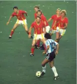  ?? (Getty) ?? Uno contro tutti Maradona affrontato da mezzo Belgio ai Mondiali dell’86 in Messico