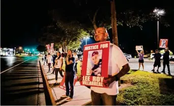  ?? Marie D. De Jesús/Staff photograph­er ?? Lee Roy Villarreal’s family and friends protest his death in front of the Edinburg Police Department on Friday. Villarreal died in a police-involved shooting.