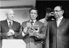  ??  ?? Dr Subramania­m browsing a guideline book at ‘Workplace Health Promotion Seminar 2017’. — Bernama photo