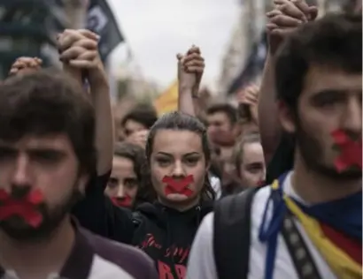  ?? FOTO AP ?? In Barcelona betoogden Catalanen gisteren massaal tegen het politiegew­eld van zondag.