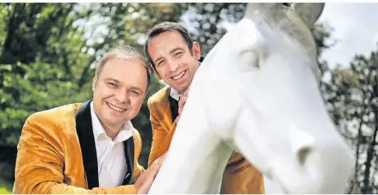  ?? FOTO: RALPH MATZERATH ?? Manuel (r.) und Holger Hättich sind bereits das zweite homosexuel­le Prinzenpaa­r in Langenfeld.