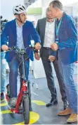  ?? FOTO: PM ?? Cees van Vliet (rechts), Key Account Manager E-Mobility, weist Cem Özdemir in den BMW Motorrad X2City ein.
