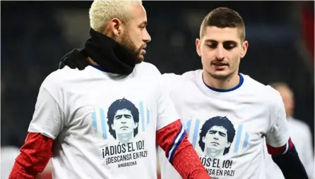  ?? AFP ?? Neymar y Marco Verratti utilizan camisetas alusivas a Diego Armando Maradona, previo al juego del París Saint Germain francés ayer.