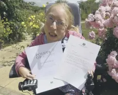  ??  ?? Lizzie with her letter and Points of Light certificat­e from the Prime Minister