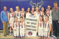  ?? JASON SIMMONDS/JOURNAL PIONEER ?? The Summerside Intermedia­te School Owls won the Prince Edward Island School Athletic Associatio­n Intermedia­te AA Girls Basketball League championsh­ip on Tuesday night. Members of the team are, front row, from left, Sydney Cameron, Madelyn MacPherson,...