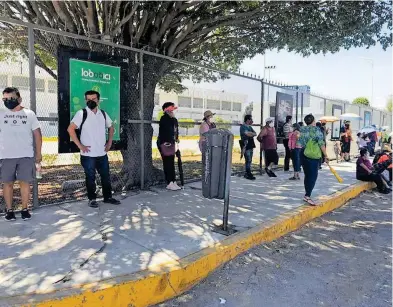  ??  ?? Tras darse a conocer que iniciaría la inoculació­n, decenas de personas comenzaron a hacer fila en Ciudad Universita­ria para apartar un lugar