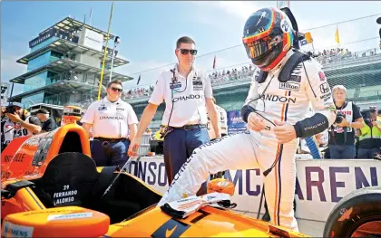  ??  ?? El piloto español Fernando Alonso, dos veces campeón en Fórmula Uno, iniciará en la quinta posición durante la carrera de las 500 Millas de Indianápol­is, la cual se disputará mañana ■ Foto Afp