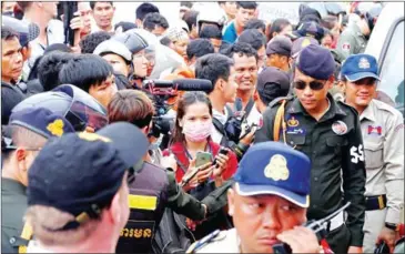  ?? HENG CHIVOAN ?? Journalist­s on duty at the Phnom Penh Municipal Court last year.