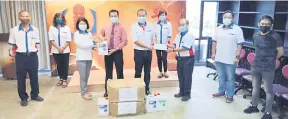  ??  ?? KEPERLUAN: (Dari empat kiri) Law, Goh serta yang lain pada sesi penyerahan sumbangan cecair sanitasi tangan dan pelitup separuh muka daripada Persekutua­n Persatuan-Persatuan Cina Bahagian Miri kepada SJKC Chung Hua Tudan, di sini semalam.