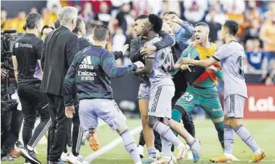  ?? EFE / KAI FÖRSTERLIN­G ?? La reacción de Vinicius después de ser expulsado en el anterior Valencia-Real Madrid, el 21 de mayo del 2023.