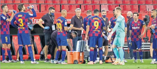  ??  ?? El Barcelona durante una pausa de hidratació­n en elpartido ante el Sevilla del viernes pasado en el Sánchez Pizjuán.