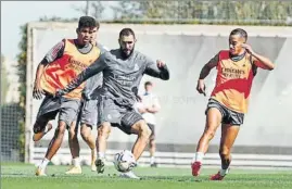  ?? FOTO: EFE ?? Karim Benzema durante un entrenamie­nto en Valdebebas