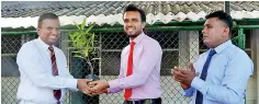 ??  ?? Siddhalepa’s managers presenting a herbal plant to Ananda Primary College Principal Saman Chandana to inaugurate the herbal garden project