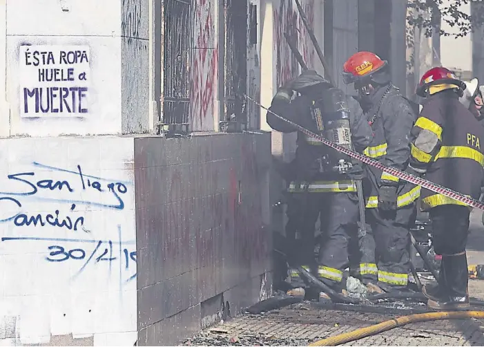  ?? Soledad aznarez ?? Bomberos de la Policía Federal combatiero­n el incendio en el taller clandestin­o, desde la calle Terrada, en Flores